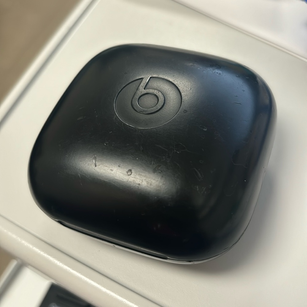 Charger case for Powerbeats pro-used